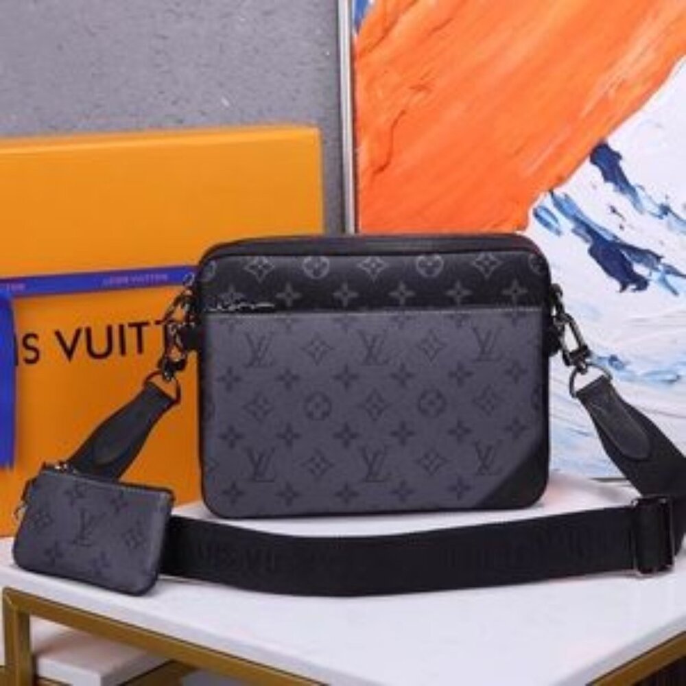 Louis Vuitton Trio 3-in-1 Messenger Bag Hand Holding Shoulder Messenger Bag